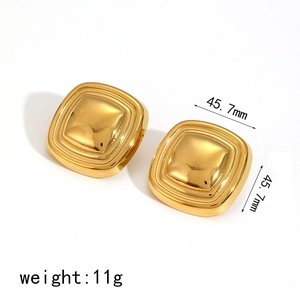Détail de boucles d'oreilles carrées dorées avec texture triple épaisseur de 45,7 mm