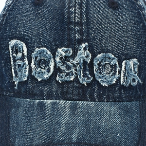 Gewaschene blaue Denim-Baseballkappe mit Retro-Boston-Stickerei und Fransenrand