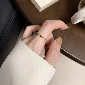 Bague en acier titane doré avec maillons hexagonaux en forme de glaçons