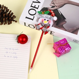 Stylo à bille de Noël avec figurine bonhomme de neige sur un bureau décoré de fête