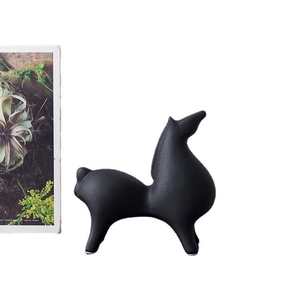 Sculpture de cheval abstraite en céramique noire mate moderne pour décor de maison et bureau