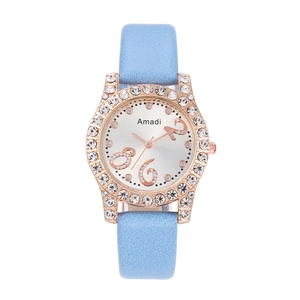 Vue détaillée du bracelet en cuir bleu ciel et du boîtier de montre rose doré serti