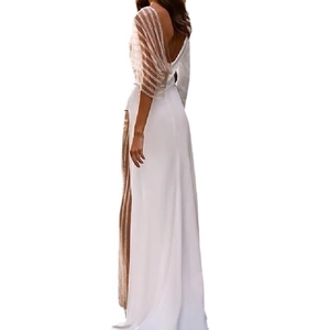 Détail de la robe de soirée blanche avec manches en tulle et dos nu élégant