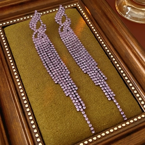 Élégantes boucles d'oreilles à franges en strass violets avec un design de luxe vintage