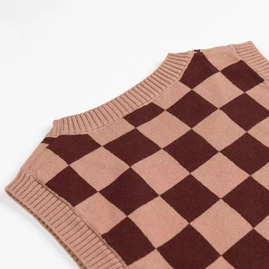 Détail du gilet en tricot à carreaux marron et beige avec finitions en côtes