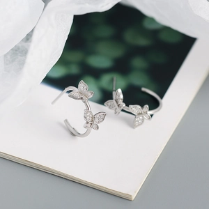 Makroaufnahme der S925 Silber Schmetterling Ohrstecker mit funkelnden Zirkoniasteinen
