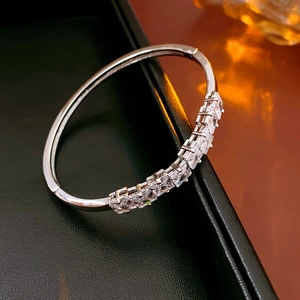 Détail du bracelet jonc argenté avec huit pierres de zircone cubique de taille carrée