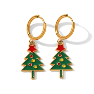 Détail de boucles d'oreilles en acier doré 18k avec pendentifs sapin de Noël en émail vert
