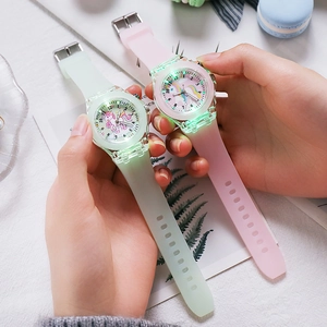 Nahaufnahme der LED Einhorn Uhr mit Silikonarmband in Pink und Mint für Kinder