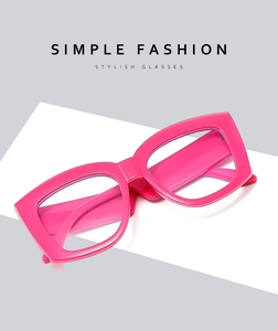 Dettaglio montatura quadrata cat-eye rosa acceso con lenti trasparenti moda