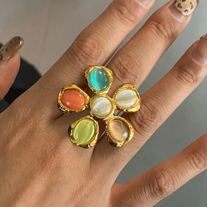 Bague fleur chic à cinq pétales avec pierres multicolores et anneau doré texturé rétro