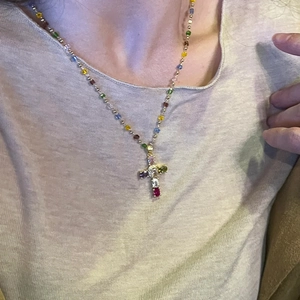 Collier chic plaqué or avec pendentif croix en zircon coloré sur chaîne perlée