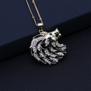 Collier hip hop avec pendentif tête de lion dorée serti de zircons blancs étincelants