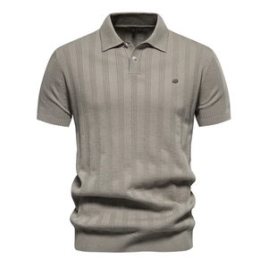 Detailansicht der vertikalen Rippstruktur und des Reverskragens des Herren-Strick-Poloshirts