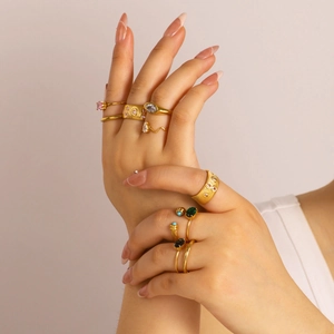 Luxe stapelbare gouden ringen met gekleurde zirkoonstenen voor een minimalistische zomerlook