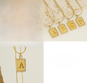 Detaillierte Makroansicht von 18K Gold Buchstabenanhängern mit Zirkonia und Sandstrahlfinish