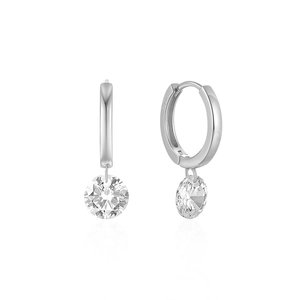 Dettaglio di orecchini a cerchio in argento sterling S925 con ciondoli in zirconia cubica