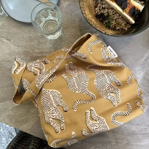 Détail du sac cabas en toile à imprimé léopard avec étiquette tissée Simple Wish