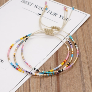 Set di tre braccialetti bohémien con perline colorate e cordoncini regolabili a mano