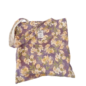 Borsa a tracolla in tela viola minimalista con motivo floreale di margherite bianche