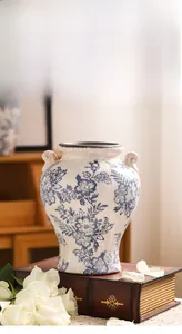 Dettaglio dello smalto a crepe di ghiaccio e dei motivi floreali blu sul vaso