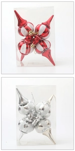 Details von rot und silber gestreiften Weihnachtskugeln mit Glitzeroberfläche