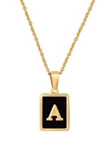 Gros plan du pendentif rectangulaire plaqué or 18K avec lettre A en émail noir