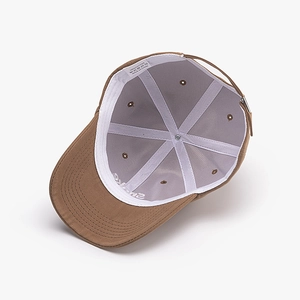 Vue intérieure de la casquette de baseball en coton marron avec coutures de qualité