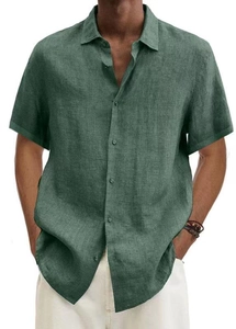Vista dettagliata della camicia in lino a maniche corte verde scuro con bottoni classici