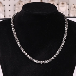 Collana a catena in acciaio inossidabile argento su un busto nero con dettagli lucidi