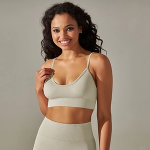 Dettaglio del reggiseno sportivo senza cuciture con bordo a coste e trama a maglia