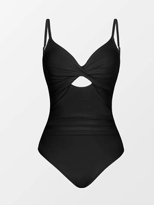 Détail d'un maillot de bain noir une pièce avec nœud en V et tissu froncé gainant au ventre