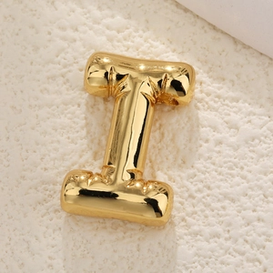 Macro detail of gold bubble letter I pendant with a polished 3D balloon effect finish