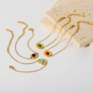 Détail de bracelets en acier inoxydable doré 18 carats avec diverses pierres naturelles