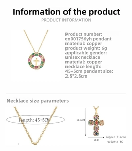 Vue détaillée du collier pendentif croix en cuivre doré avec zircons colorés sertis
