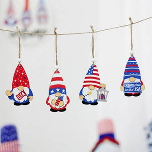 Detalle de cuatro gnomos de madera del Día de la Independencia con estrellas y rayas