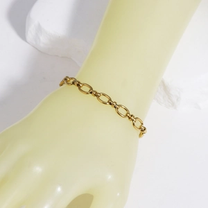 Dettaglio di un bracciale a maglie ovali placcato oro 18 carati con chiusura a moschettone