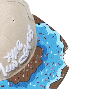 Détail de broderie 3D et visière donut avec design unique de marque de morsure