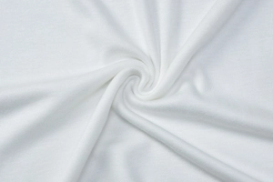 Gros plan détaillé du tissu en maille blanche douce avec lumière naturelle et plis élégants