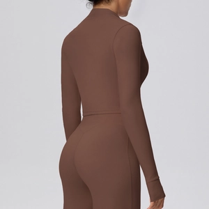 Dettaglio vista posteriore di top yoga marrone a maniche lunghe e leggings a vita alta