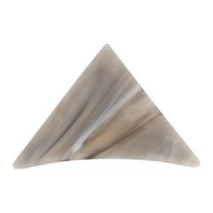 Détail d'une pince à cheveux triangulaire avec texture marbrée beige et taupe