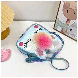 Dettaglio borsa pranzo olografica per bambini con unicorno e pompon rosa soffice