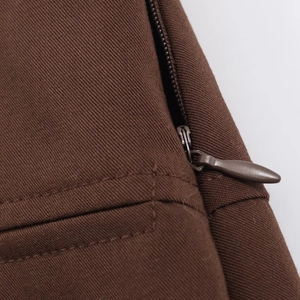 Kurze minimalistische A-Linien-Rockhose in Dunkelbraun mit Köperbindung und Reißverschluss