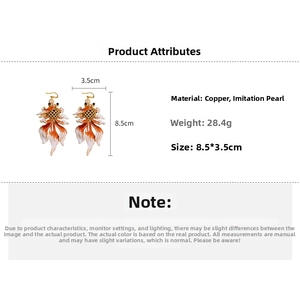 Detail view of goldfish earrings with dimensions 8.5x3.5cm and copper pearl materials