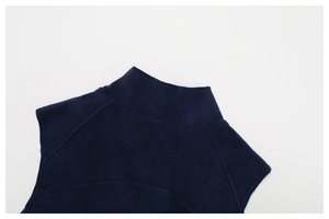 Détail d'un gilet en polaire bleu marine à col montant montrant les coutures précises