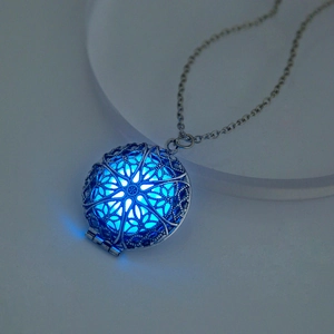 Dettaglio del ciondolo a medaglione traforato argento con perla blu luminosa apribile
