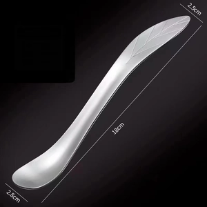 Dettaglio cucchiaio in acciaio inox con manico a foglia, lunghezza 18cm e larghezza 2,8