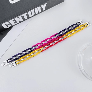Detail von bunten Fahrradketten-Armbändern aus violett-rosa und gelb-orangefarbenem Edelstahl
