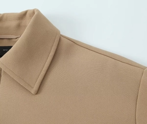 Détail du col de la veste bouffante kaki avec texture sergée et étiquette taille EUR S