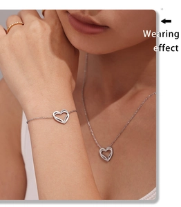 Dettaglio del set collana e bracciale in argento con doppi cuori e zirconi lucenti